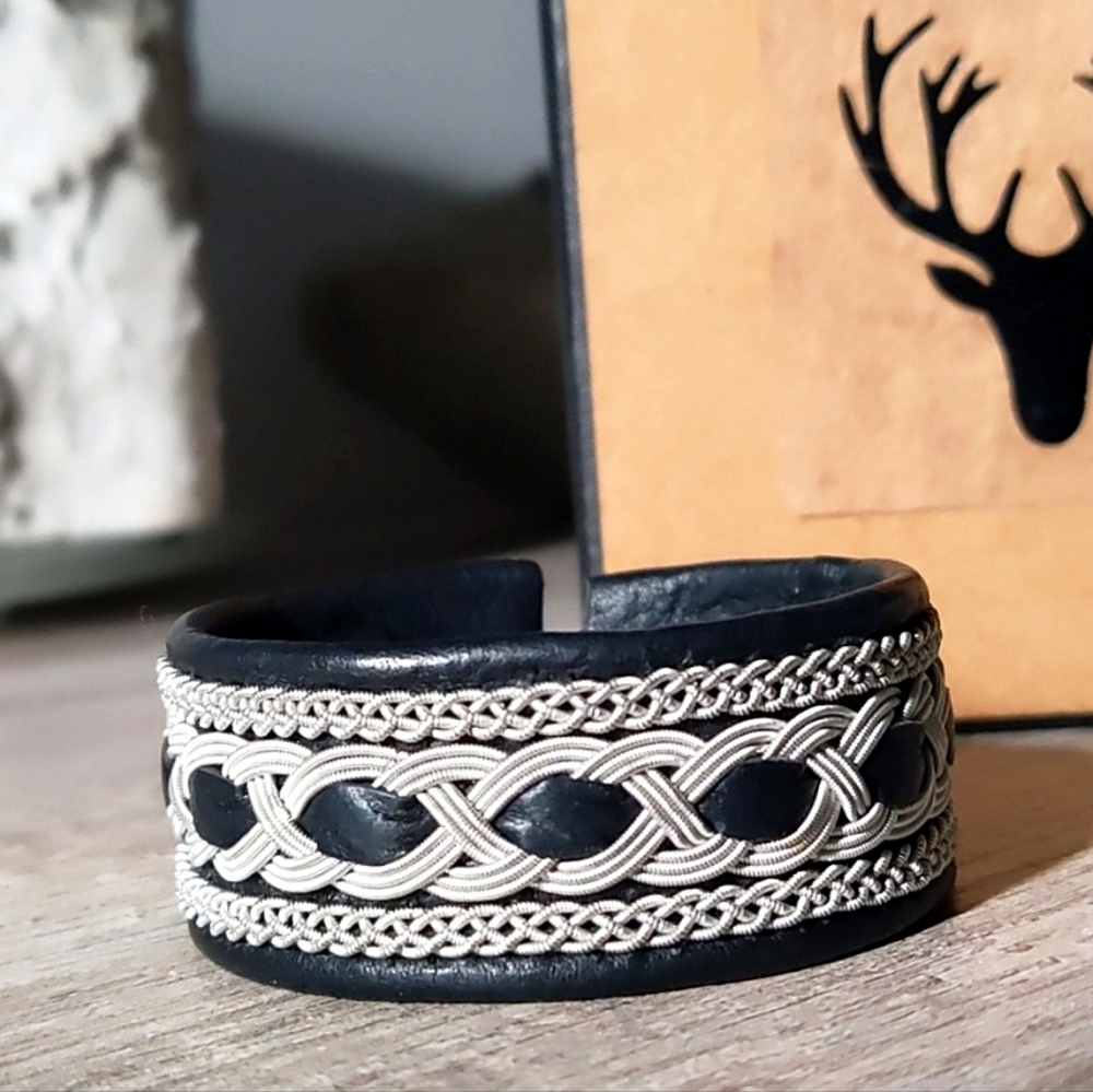 Saami & Roo sterling silver thread & leather bracelet! 🦌
